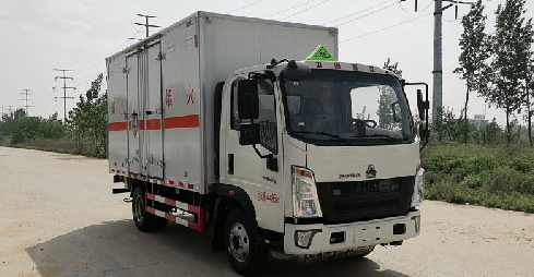 重汽易燃固體廂式運(yùn)輸車