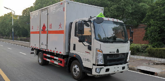 重汽易燃液體廂式運(yùn)輸車